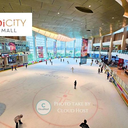 Conezion Near Ioi City Mall, Maeps Serdang, Putrajaya By Cloud Host Экстерьер фото